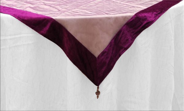 Cubremantel Cuadrado Morado de Voile y Terciopelo, 140 x 140 cm, con Piedra Decorativa de Corazón
