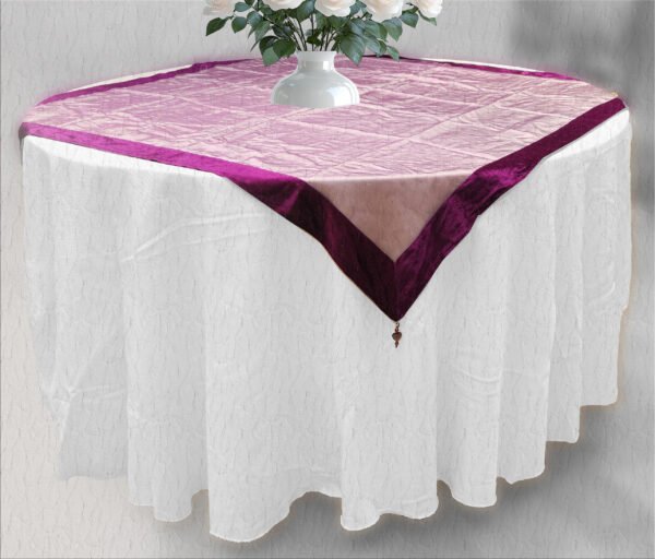 Cubremantel Cuadrado Morado de Voile y Terciopelo, 140 x 140 cm, con Piedra Decorativa de Corazón