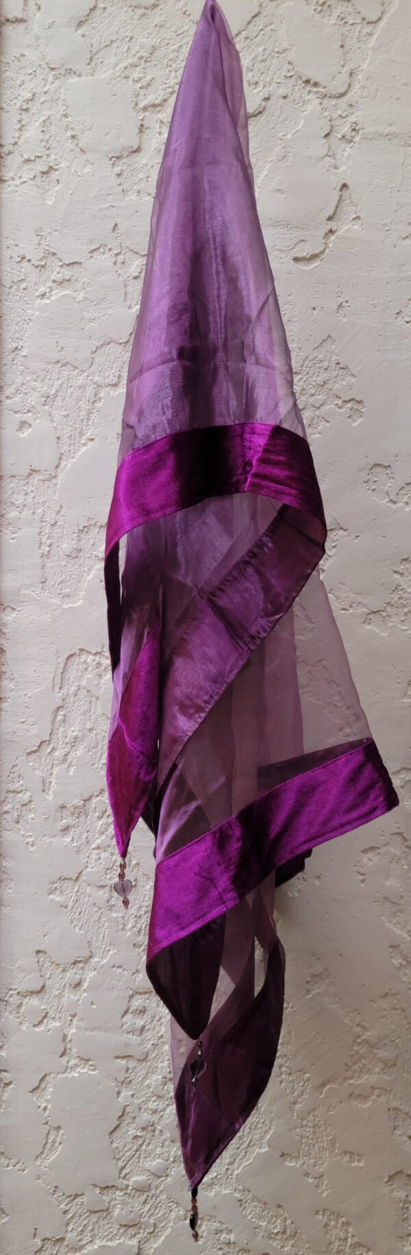 Cubremantel Cuadrado Morado de Voile y Terciopelo, 140 x 140 cm, con Piedra Decorativa de Corazón
