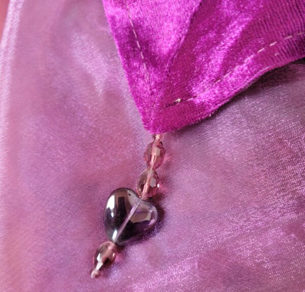 Cubremantel Cuadrado Morado de Voile y Terciopelo, 140 x 140 cm, con Piedra Decorativa de Corazón