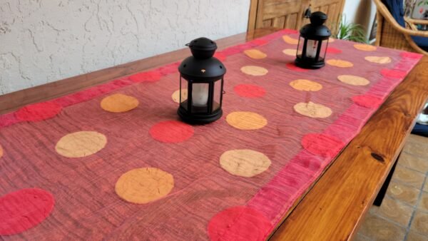 Camino de Mesa, Rojo con Círculos Bordados, Rojo y Dorado