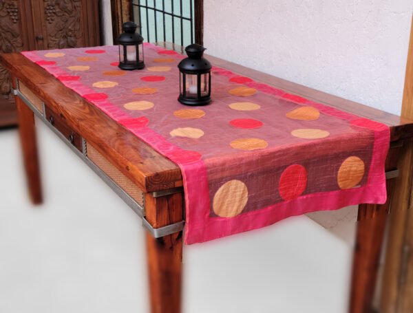 Camino de Mesa, Rojo con Círculos Bordados, Rojo y Dorado