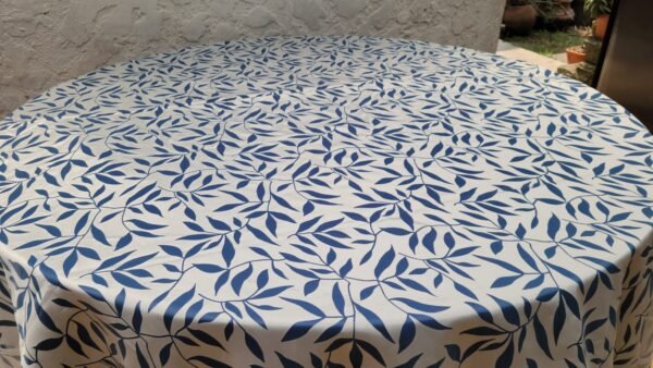 Cubremantel Cuadrado Azul y Blanco con Diseño de Hojas, 252 cm x 255 cm, Dobladillo de 15 cm